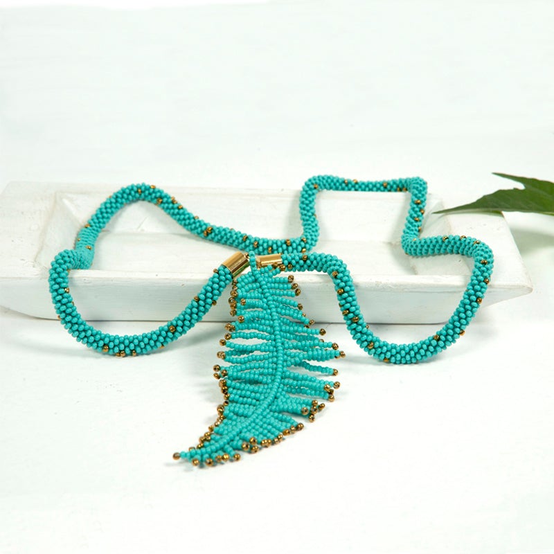 collar diseño pluma hecho de mostacillas turquesas y doradas