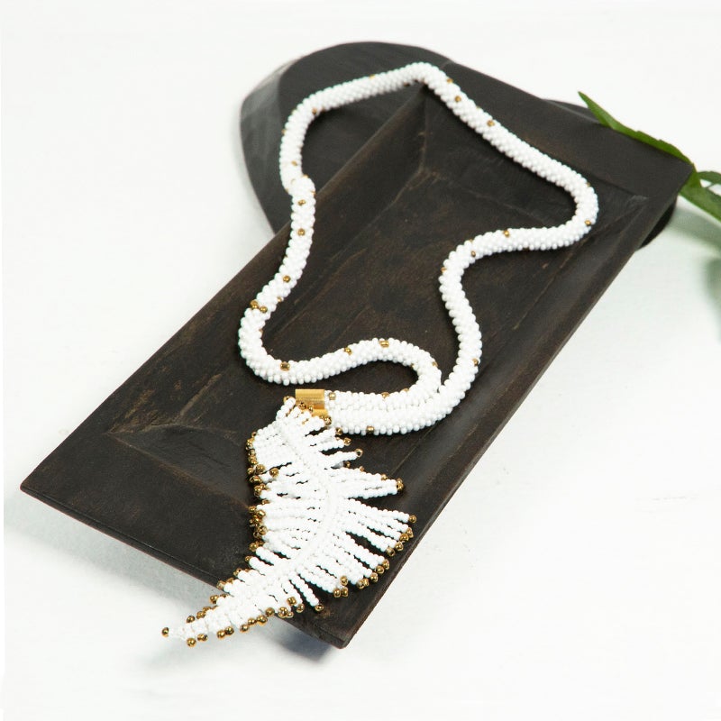 collar blanco hecho de mostacilla con diseño de pluma colgante