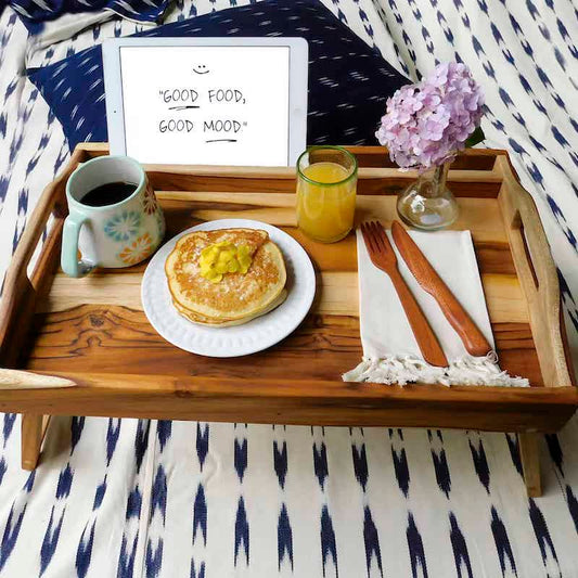 Bandeja de desayuno con patas plegables de madera con ranura para iPad y desayuno cocinado