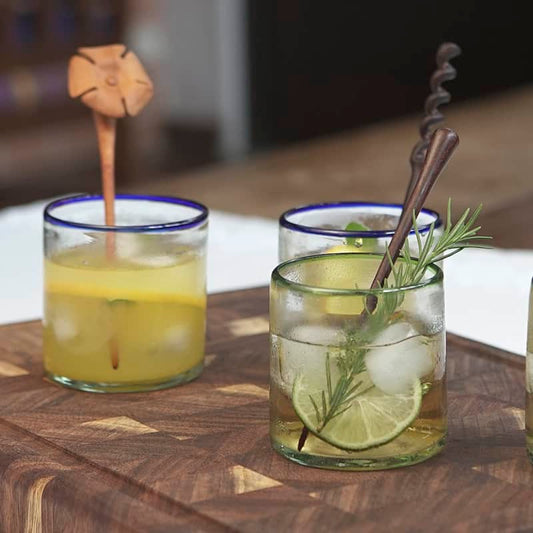 agitadores de madera decorando vasos con bebidas