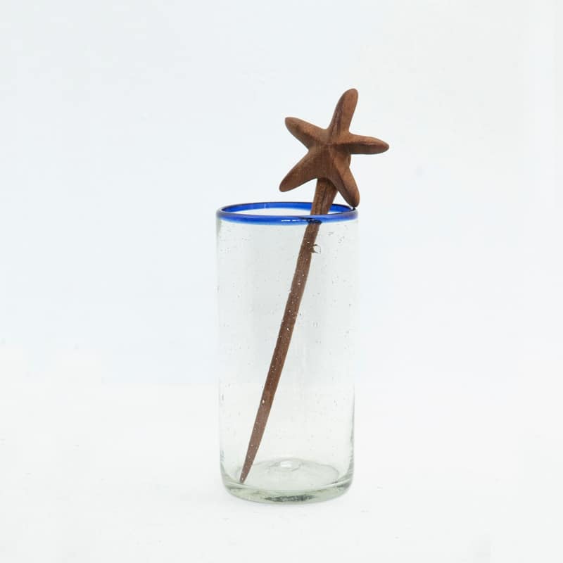 agitador para bebidas tallado en madera en forma de estrella