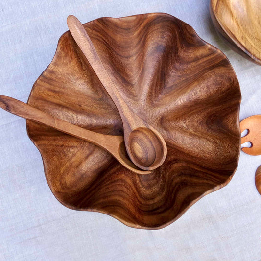 Frutero decorativo con un borde ondulado