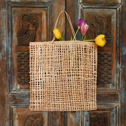 bolsa hecha con fibra de cibaque con tulipanes en su interior