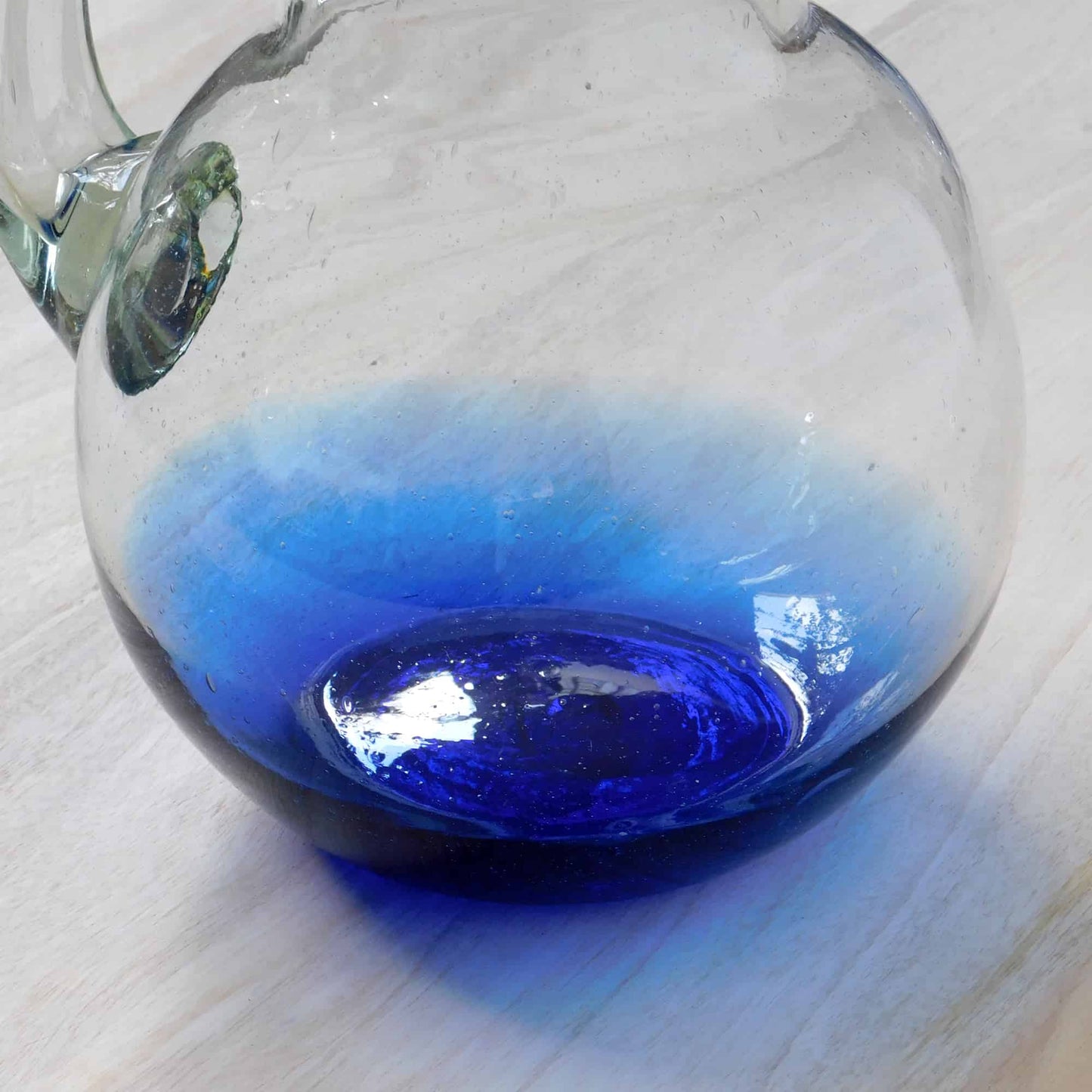 Jarra de vidrio fondo azul