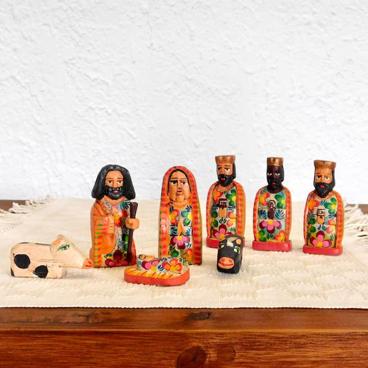 Nacimiento con figuras hincadas