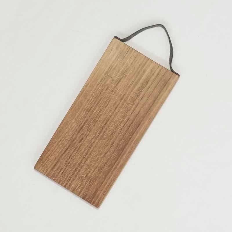 tabla de madera en asa de cuero en un lado