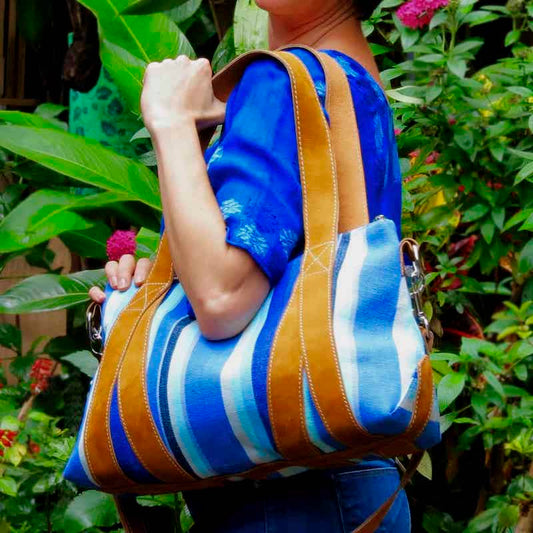 bolsa viajera de cuero y tela azul