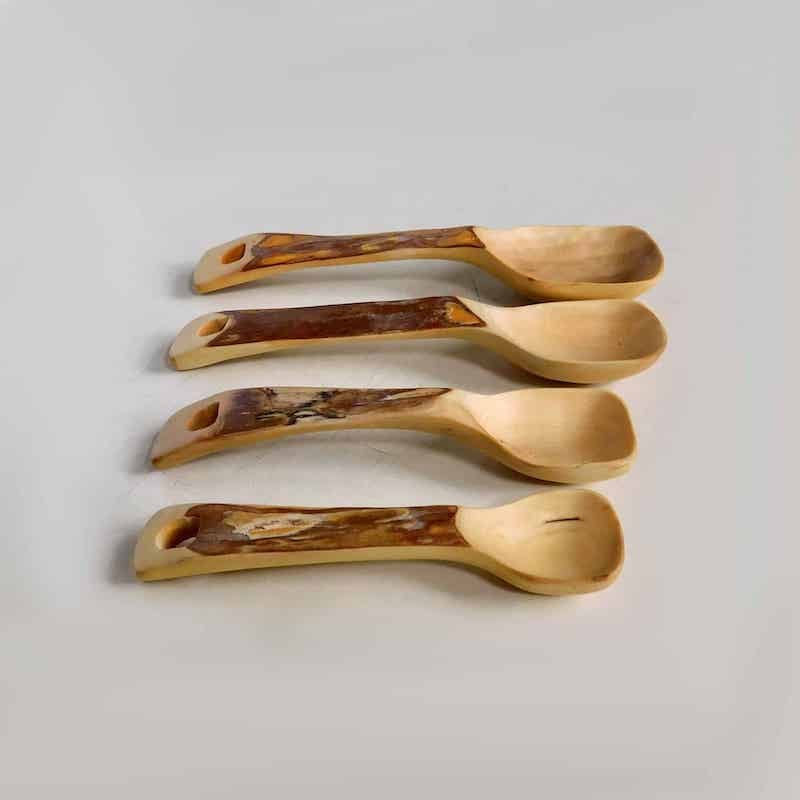 cucharas talladas a mano por artesanos