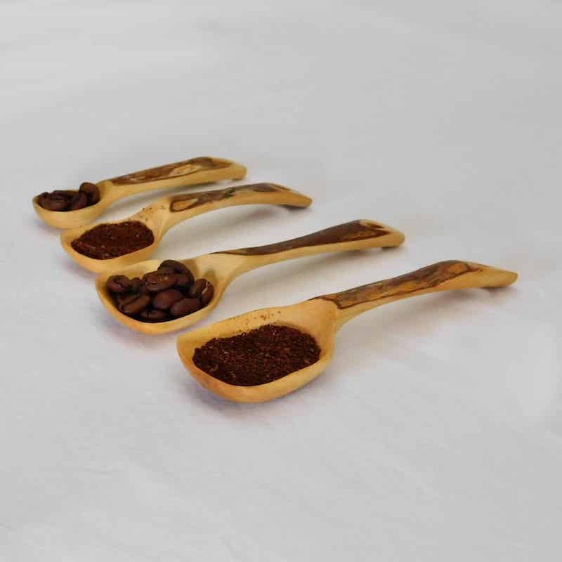 Cucharas medidoras hechas con madera raíz de café