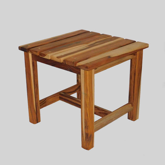 mesa de exterior hecha por artesanos guatemaltecos