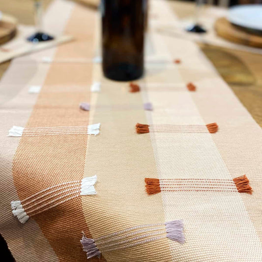 Camino de mesa tonos tierra y champán