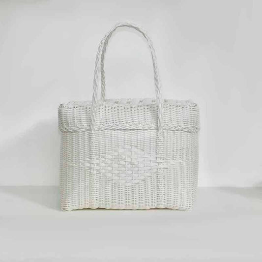 elegante canasta de picnic artesanal en blanco