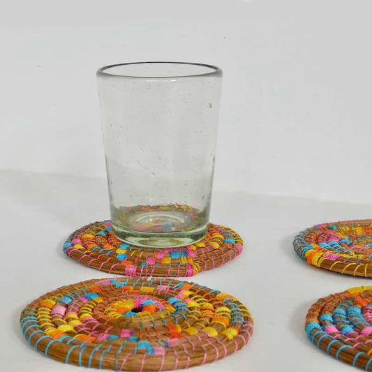 posavasos redondos hechos con agujas de pino secas he hilos de colores