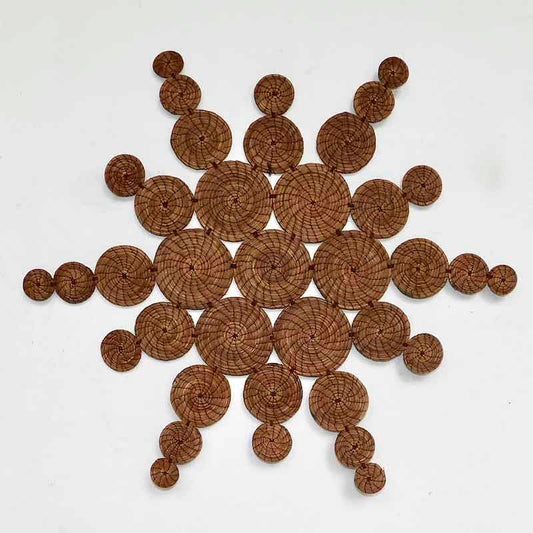 sol decorativo hecho con agujas de pino secas