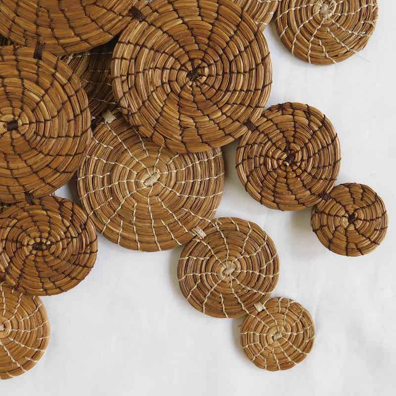 espirales de agujas de pino que juntos forman un sol decorativo para la pared