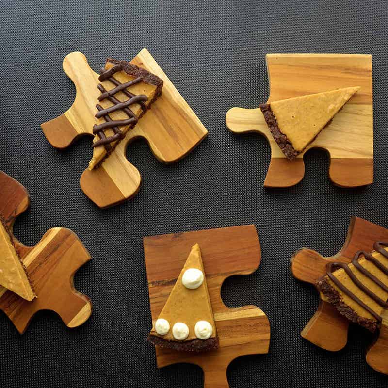 platos en forma de rompecabezas hechos de madera