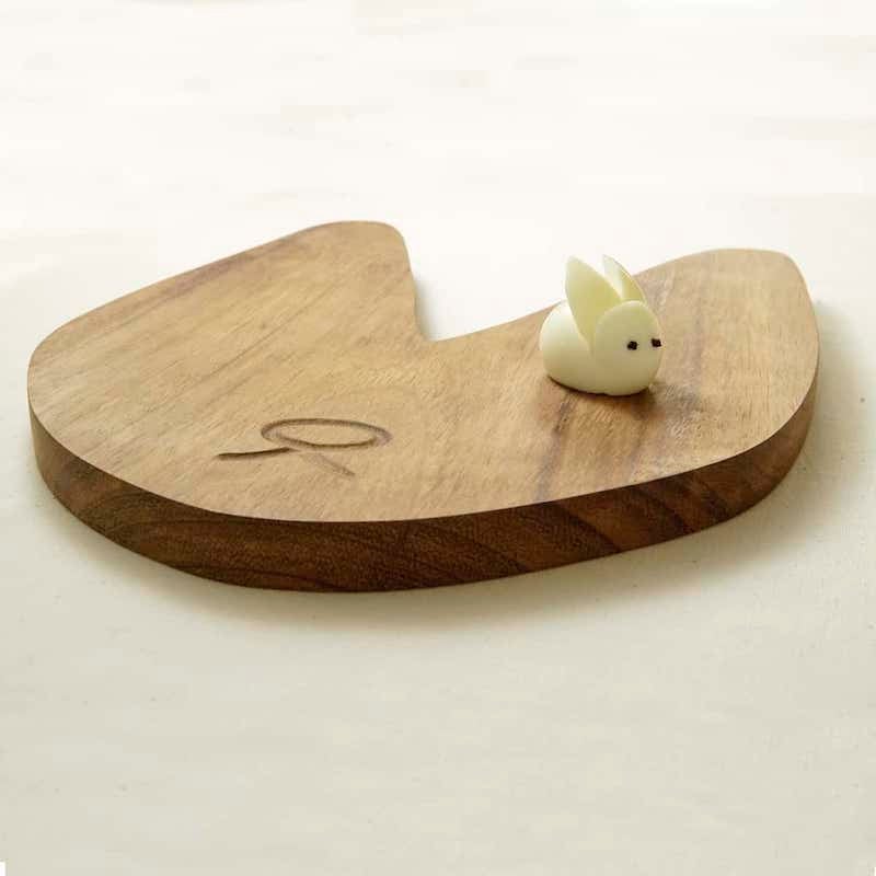 tabla con forma de conejo hecha a mano de madera