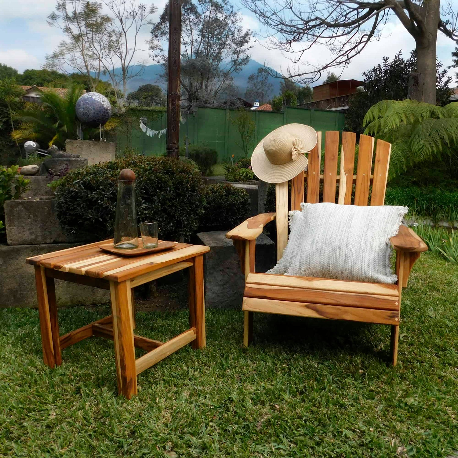 silla y mesa para jardín hecha con madera teca