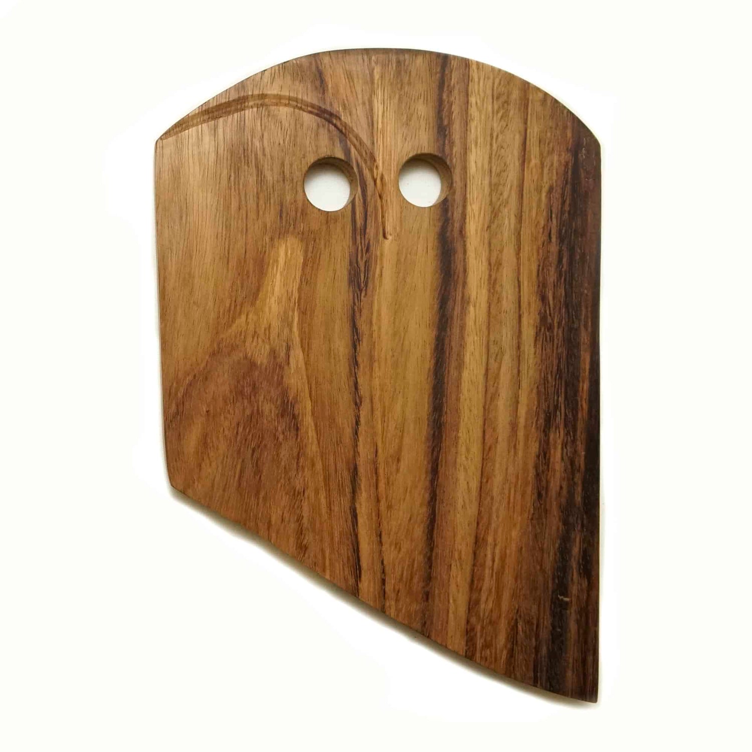 tabla para servir de madera con diseño minimalista de lechuza