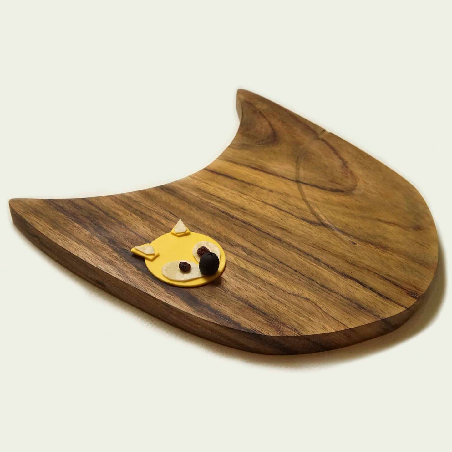 tabla tallada en forma de zorro diseño minimalista