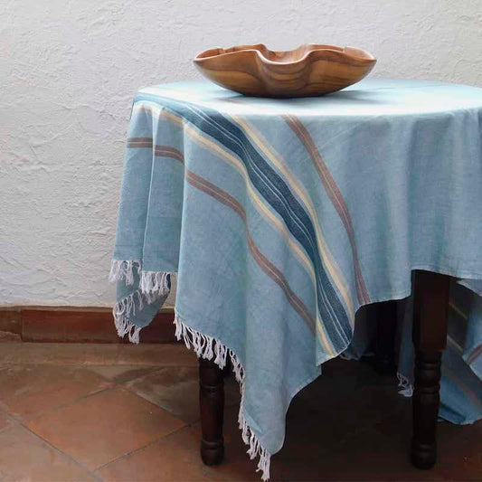 Mantel color azul claro con franjas en marrón, crema y y verde