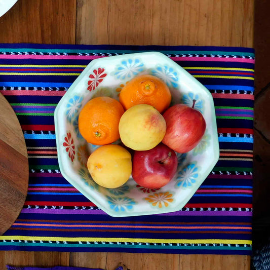 tazón de cerámica con diseño de flores con frutas en su interior hecho a mano por artesanos guatemaltecos
