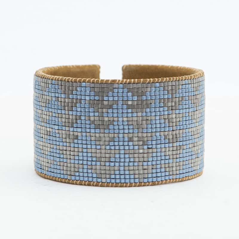 pulsera ancha con diseño de triángulos grises y celestes hechos de mostacillas de cristal