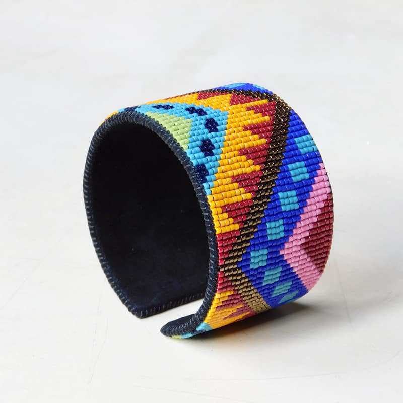 pulsera colorida hecha con mostacillas por artesanas Guatemaltecas