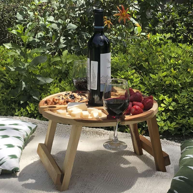 mesa para aperitivos con espacio para copas de vino hecha de madera con patas plegables