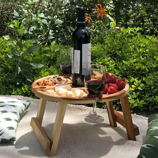 mesa para aperitivos con espacio para copas de vino hecha de madera con patas plegables