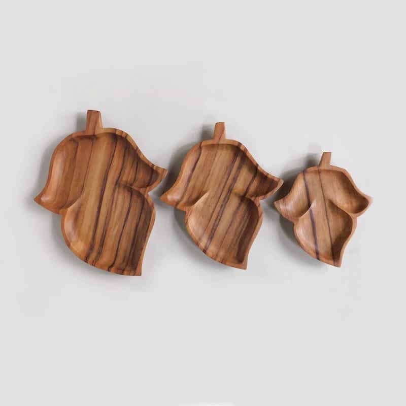 tres tamaños de bandejas de madera talladas en forma de hoja